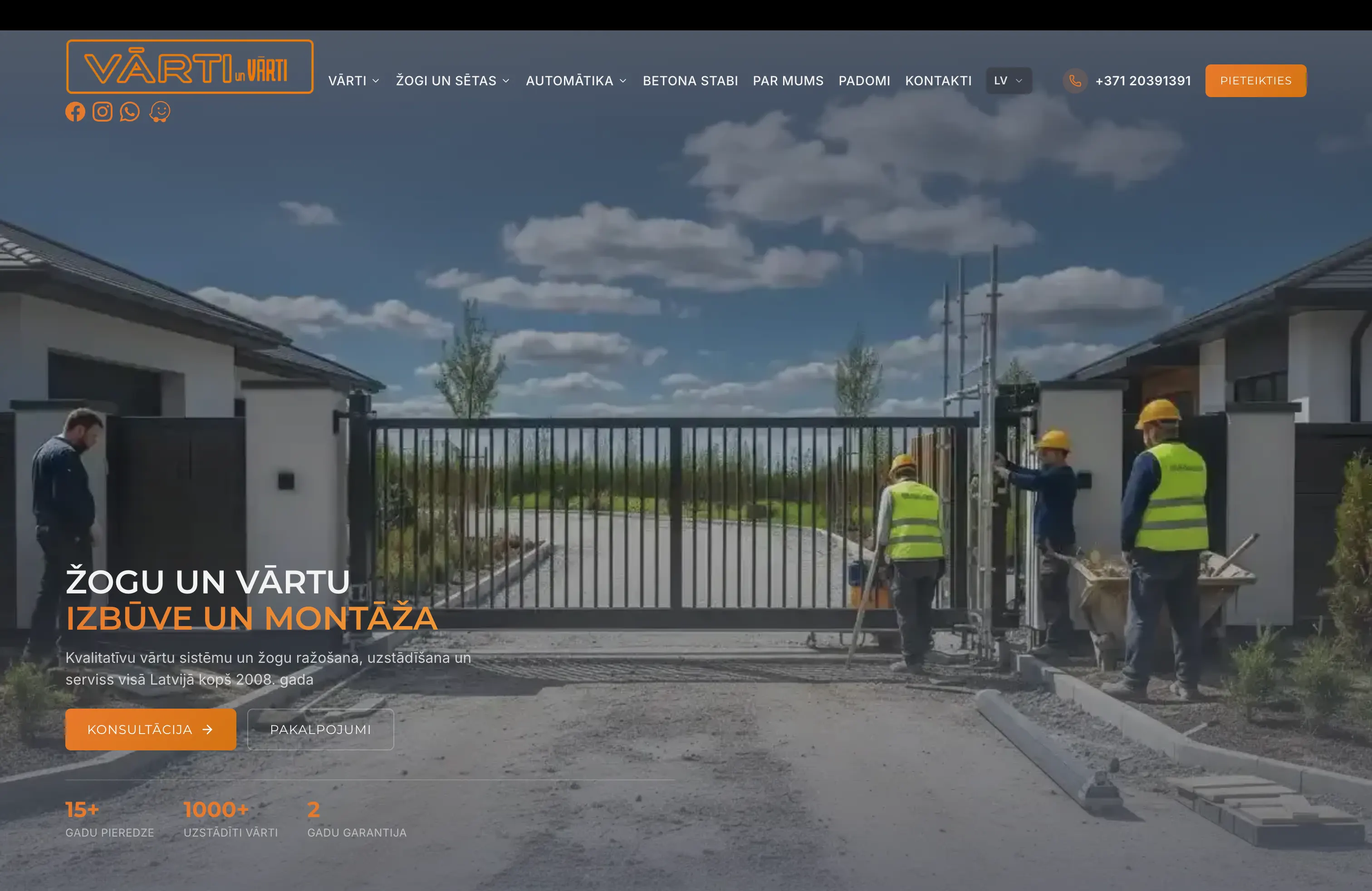 Vārti un Vārti mājas lapas titullapa ar vārtu uzstādīšanas skatu objektā